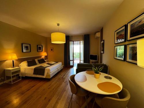 a bedroom with a bed and a table in a room at Residence Poggio Golf Chianti Firenze in Impruneta