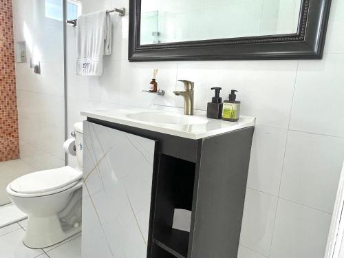 Ένα μπάνιο στο Ocean view apartment in a great location