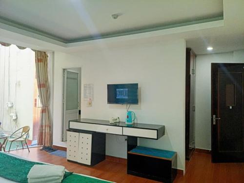 Una televisión o centro de entretenimiento en catba island hotel