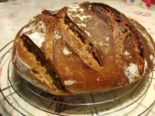 Un pastel Bundt sobre un plato de vidrio en Chambres d'Hôtes la Maison de Juliette, en Valentigney