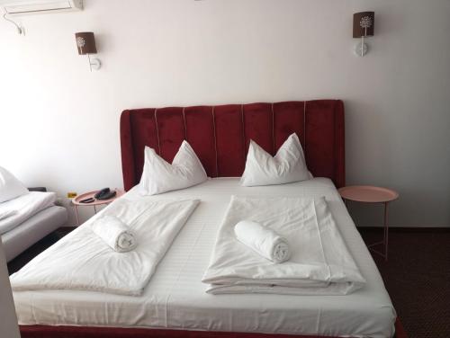 Ένα ή περισσότερα κρεβάτια σε δωμάτιο στο RHC Royal Hotel