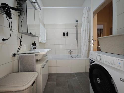 Ένα μπάνιο στο NEU! KINGS-Apartment - 300m zum Bahnhof - 6 Personen - Küche - Gerberplatz