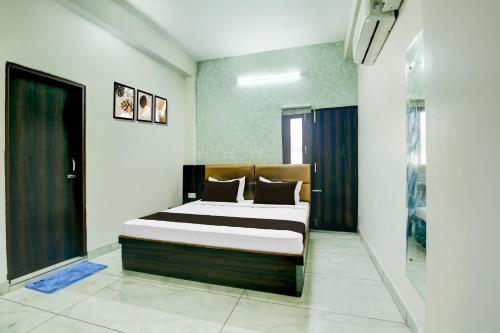 Ένα ή περισσότερα κρεβάτια σε δωμάτιο στο Hotel O J Classic