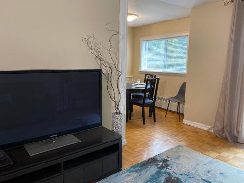 Afbeelding uit fotogalerij van Bright 2 BR pet friendly, KING bed, WiFi,2 parking in Kitchener