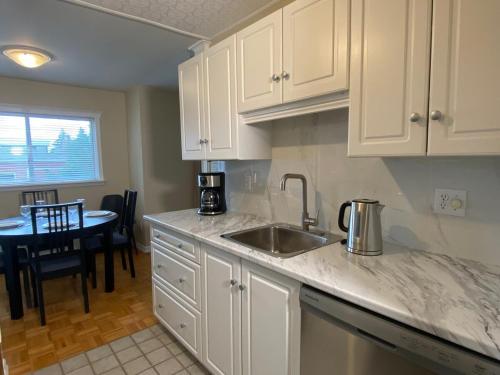 Afbeelding uit fotogalerij van Bright 2 BR pet friendly, KING bed, WiFi,2 parking in Kitchener