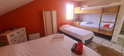 Postel nebo postele na pokoji v ubytování La Maison Couleur Volcan