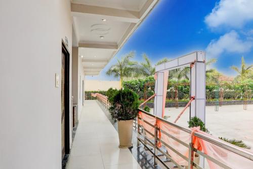 En balkon eller terrasse på Hotel O Rituraj Greens Resort & Hotel