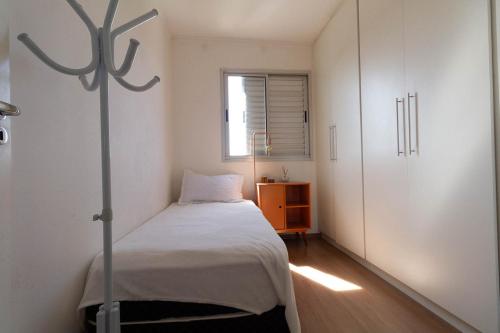 Katil atau katil-katil dalam bilik di Apartamento com lazer, wi-fi e garagem em Jaragua