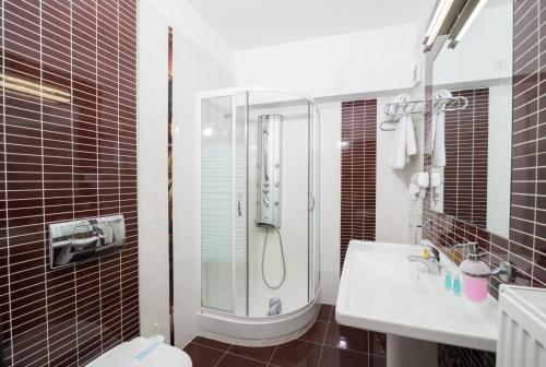 パラリア・カテリニスにあるRegina Mare Hotelのシャワー、洗面台、トイレ付きのバスルーム