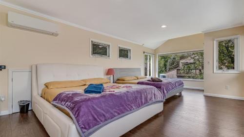 1 dormitorio grande con 2 camas y ventana en The Best Views From Camelback, en Tannersville