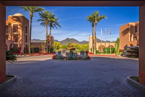 a courtyard with palm trees in a resort at Scottsdale Marriott at McDowell Mountains in Scottsdale