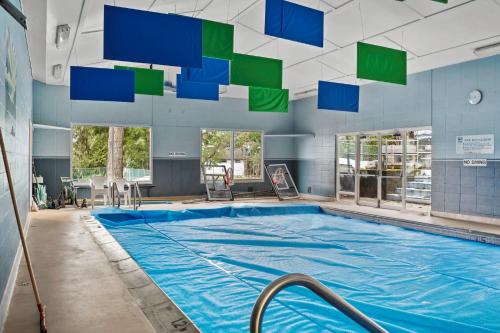 Shawnigan LakeにあるLakefront Suite on Shawnigan Lakeの天井に緑と青の四角形があるプール