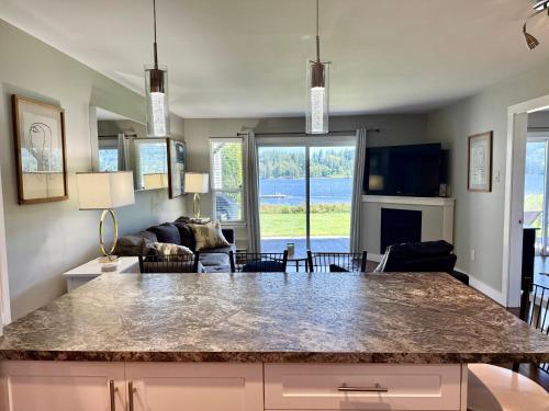 Lakefront Suite on Shawnigan Lakeにあるキッチンまたは簡易キッチン