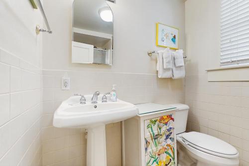 アトランティックビーチにあるSandfiddlerの洗面台とトイレを備えた白いバスルーム