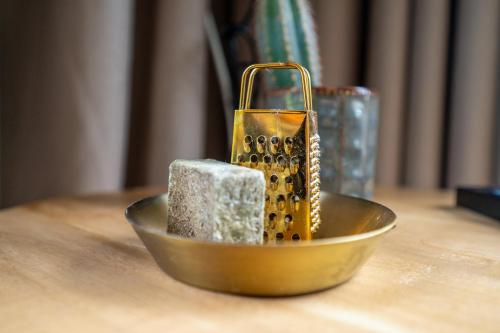 a gold bowl with soap in it on a table at De Eik in Putten