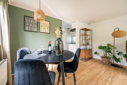 a dining room with a table and chairs at De Eik in Putten