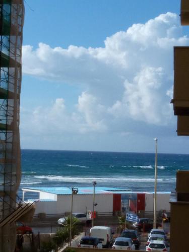a view of the ocean from a parking lot at B&B Mariupol in Trapani