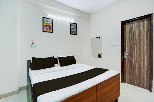Postel nebo postele na pokoji v ubytování Hotel O Anmol Residency