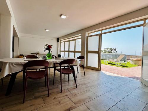Balkoni atau teres di Domus Apartment in villa, swimming pool and private parking