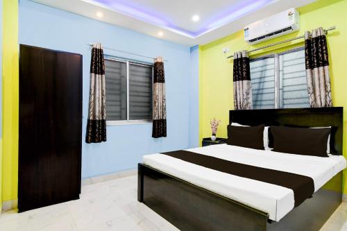 a bedroom with a large bed in a room at Hotel O The Orchid Residency in Kolkata