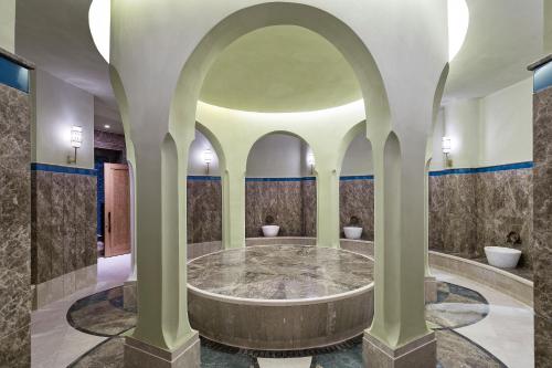 Ένα μπάνιο στο Titanic Luxury Collection Bodrum