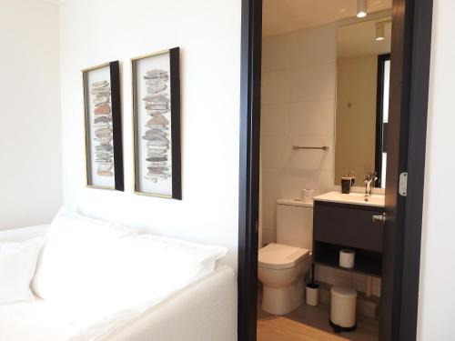 un baño con inodoro y lavabo en Departamentos Natales, en Puerto Natales