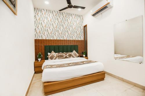 Katil atau katil-katil dalam bilik di Hotel Platinum Stay InHouse Sanjha Chulha Restaurant