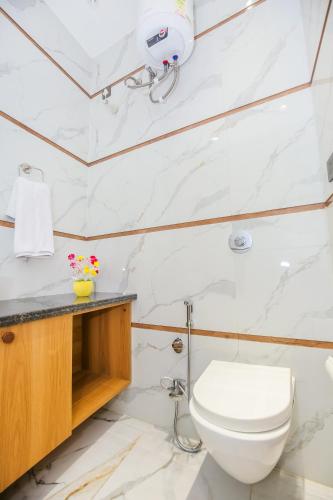 Bilik mandi di Hotel Platinum Stay InHouse Sanjha Chulha Restaurant