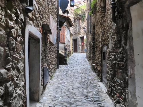 an alley between two stone buildings in an alley way at Casa Reanna in Apricale