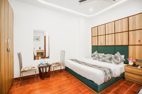 Katil atau katil-katil dalam bilik di Hotel Platinum Stay InHouse Sanjha Chulha Restaurant