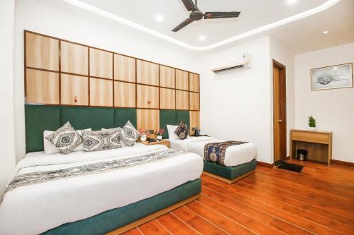 Katil atau katil-katil dalam bilik di Hotel Platinum Stay InHouse Sanjha Chulha Restaurant