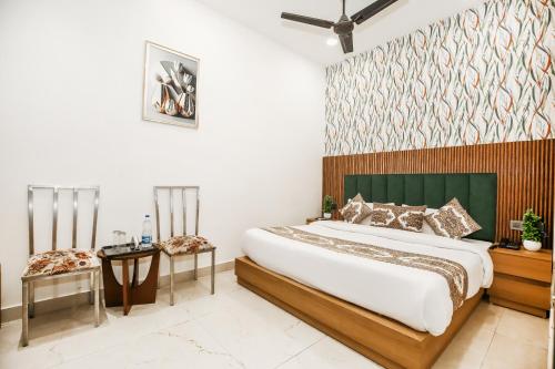 Katil atau katil-katil dalam bilik di Hotel Platinum Stay InHouse Sanjha Chulha Restaurant