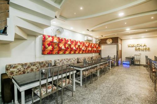 Ruang duduk di Hotel Platinum Stay InHouse Sanjha Chulha Restaurant