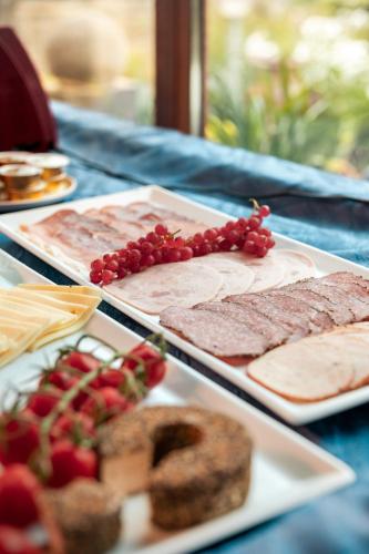 a table topped with two trays of meat and bread at Altes Zollhaus Nähe Mullerthal Luxemburg in Ammeldingen