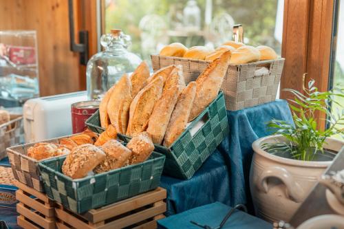 a bunch of baskets of bread on a table at Altes Zollhaus Nähe Mullerthal Luxemburg in Ammeldingen