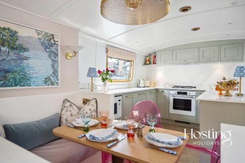 Η κουζίνα ή μικρή κουζίνα στο The Opal - Luxury 2-Bed Houseboat