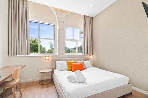 a small room with a bed and a table at Arcadia Hotel Boutique in Montréal