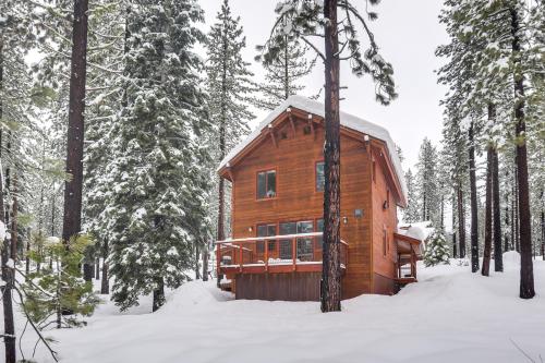 Το 4 Mi to Skiing Truckee Escape with Deck τον χειμώνα