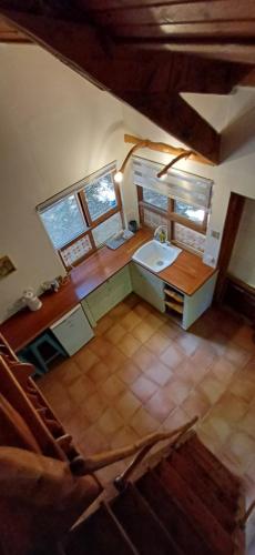 an overhead view of a kitchen with a sink at חווה של דני in Bet Hillel
