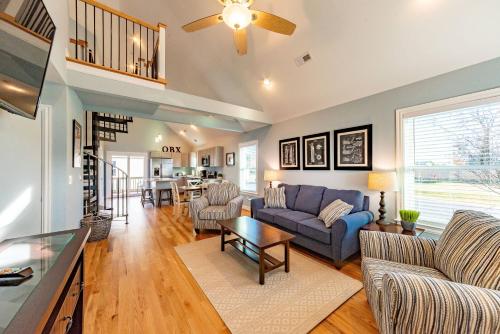 a living room with a couch and a table at Kilmarlic Bubba Watson in Powells Point