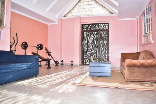 Posezení v ubytování Kukis Place in Embu Airstrip-2 bedrooms with more beds