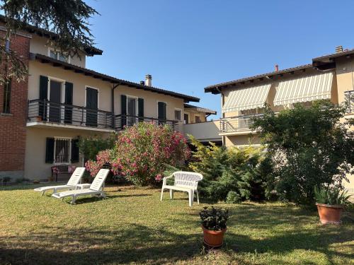 a group of white chairs sitting in a yard at La Vecchia Cantina in Stradella