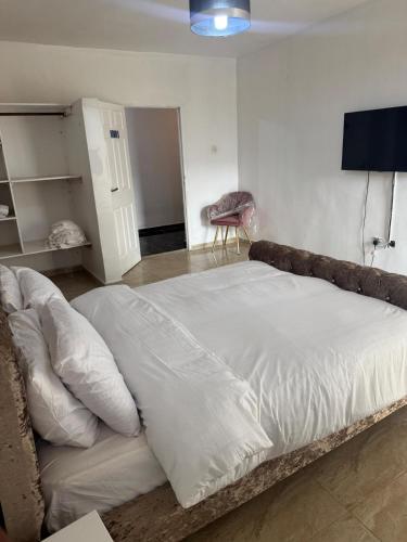 Ένα ή περισσότερα κρεβάτια σε δωμάτιο στο Lumley 3 Bedroom flat solar power and generator