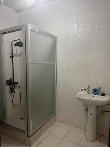Ένα μπάνιο στο Lumley 3 Bedroom flat solar power and generator
