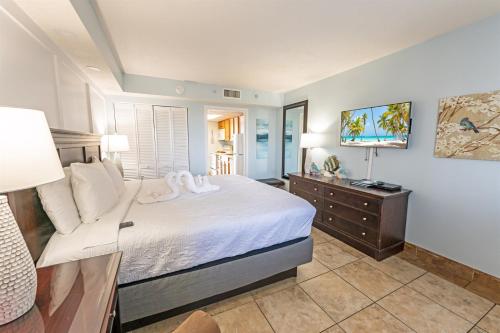um quarto grande com uma cama e uma televisão em Honeymoon Suite, Direct Oceanfront Suite, Pools! em Myrtle Beach