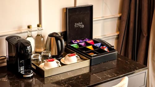 Tetera y cafetera en Seven Hotel