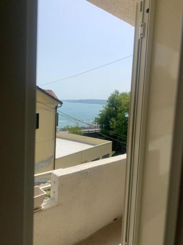 a view of the ocean from a window at Costa Trabocchi appartamento sul Mare in Fossacesia