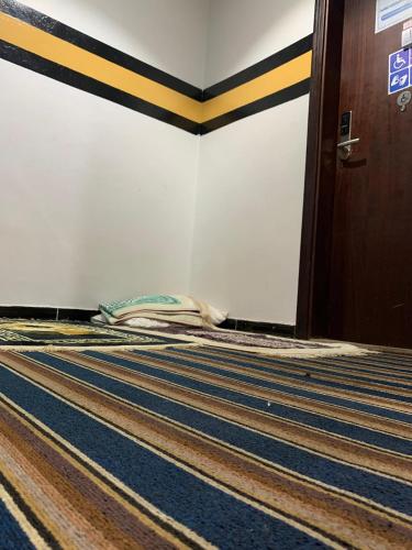 an empty hallway with a striped wall and a door at فندق ألماس المغرب العربي - Almas Maghreb Hotel in Makkah