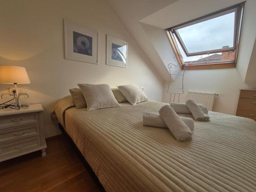 a bedroom with a large bed with a window at 212A Asueto apartamento en villaviciosa in Villaviciosa