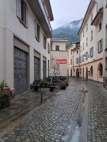 a cobble stone street in a town with buildings at ROOMS CA' TUNIN- ideale per il Trenino Rosso- a pochi minuti a piedi dalla stazione in Tirano